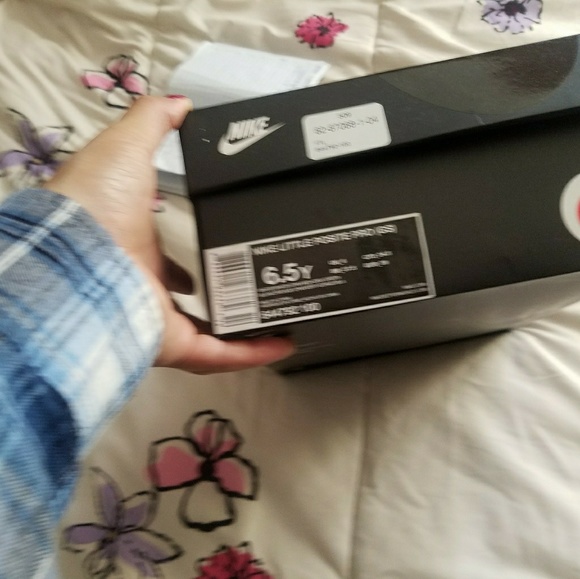 Nike - Picture 2 of 4